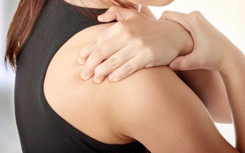 pain under the scapula from the back